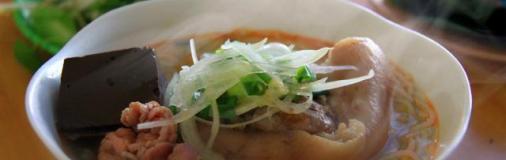 Bún bò Huế - Soupe de vermicelles aux pieds de porc à la façon de Huế 